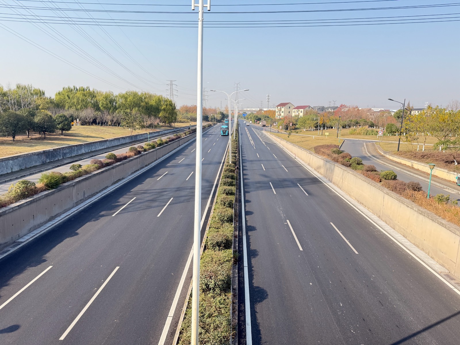 實(shí)干“1358”｜衢通集團(tuán)下屬公司協(xié)同攻堅(jiān)，316省道柯城段提升改造工程圓滿(mǎn)收官